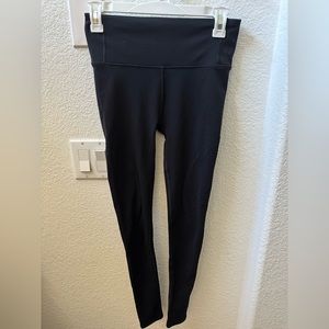 Lululemon black size 6 stretchy legging with laser cut design